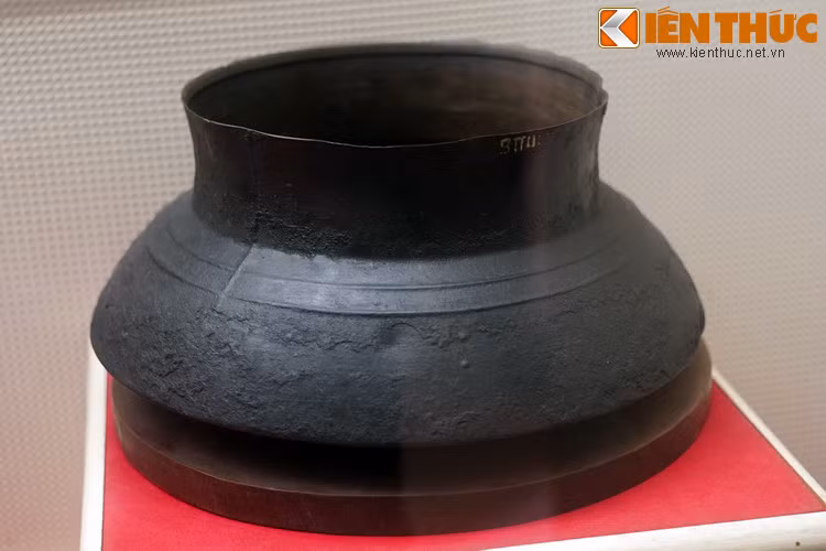 Chiếc nồi cơ quan ấn loát của Huyện ủy huyện Quỳnh Lưu dùng nấu thạch in tài liệu của Đảng bộ, 1930.