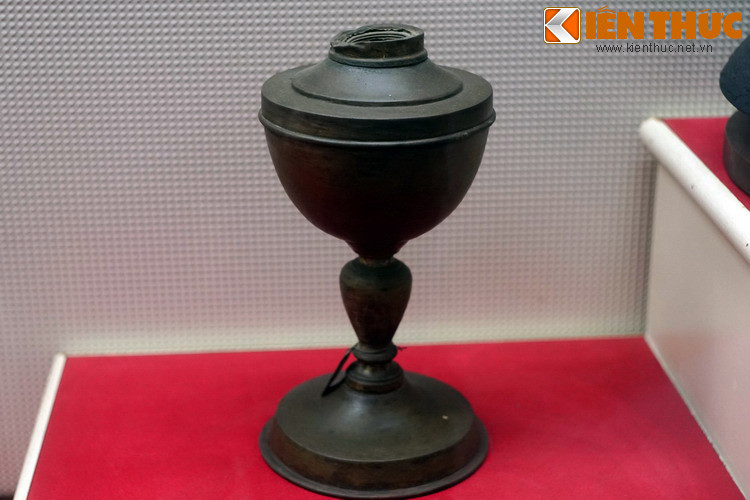 Chiếc đèn dầu Huyện ủy huyện Quỳnh Lưu, tỉnh Nghệ An dùng làm việc năm 1930.