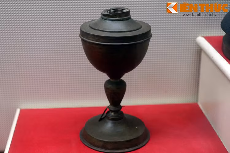 Chiếc đèn dầu Huyện ủy huyện Quỳnh Lưu, tỉnh Nghệ An dùng làm việc năm 1930.