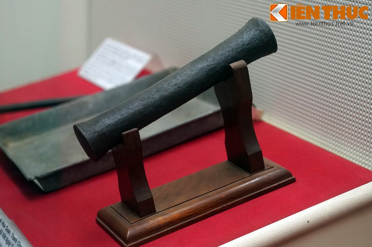 Ống lôi (ống phóng chất cháy), đội tự vệ Hòa Quân, Thanh Chương (Nghệ An) dùng trong phong trào Xô Viết Nghệ Tĩnh năm 1930-1931. Hiện vật của Bảo tàng Lịch sử Quốc gia Việt Nam.