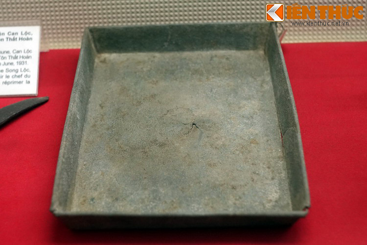 Chiếc khay Huyện ủy huyện Hương Khê, Hà Tĩnh dùng đổ thạch in tài liệu, 1930.