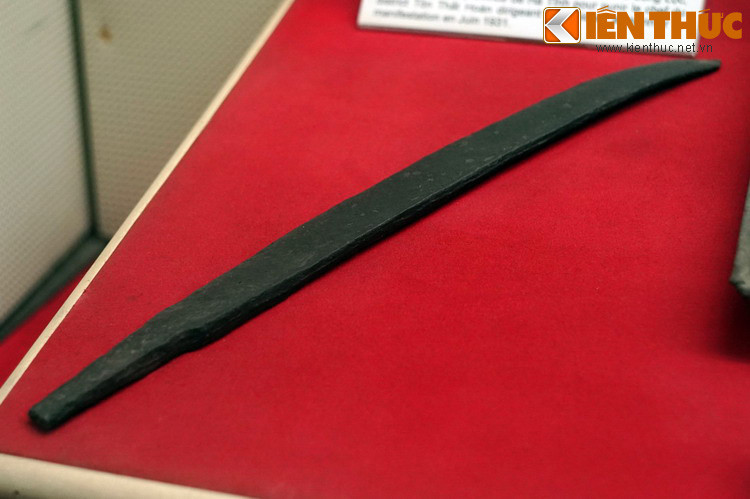 Lưỡi mác, nhân dân xã Song Lộc, huyện Can Lộc, tỉnh Hà Tĩnh đã dùng trừng trị Tri huyện Tôn Thất Hoàn khi hắn dẫn lính đàn áp biểu tình, 6/1931.