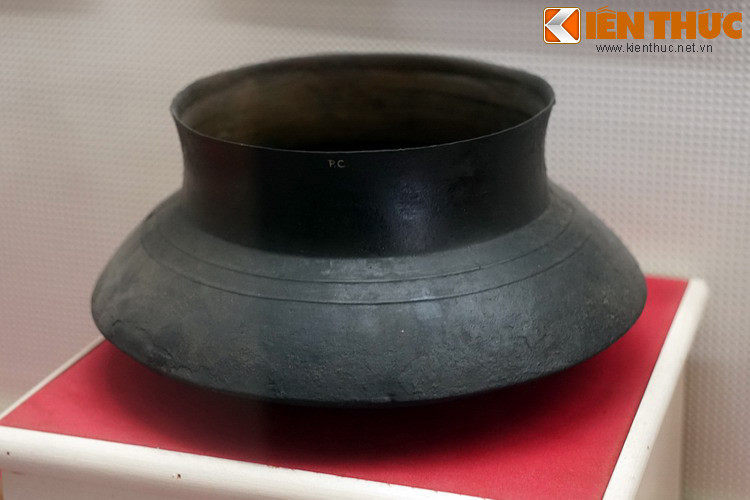 Chiếc nồi vợ đồng chí Hồ Tùng Mậu dùng nấu thạch in tài liệu cho Huyện ủy huyện Quỳnh Lưu, 1930.