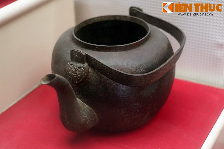 Chiếc ấm, bà Lê Thị Sứ ở tỉnh Quảng Trị dùng đun nước phục vụ cơ quan ấn loát của Xứ ủy Trung kỳ trong những năm 1930 - 1931.