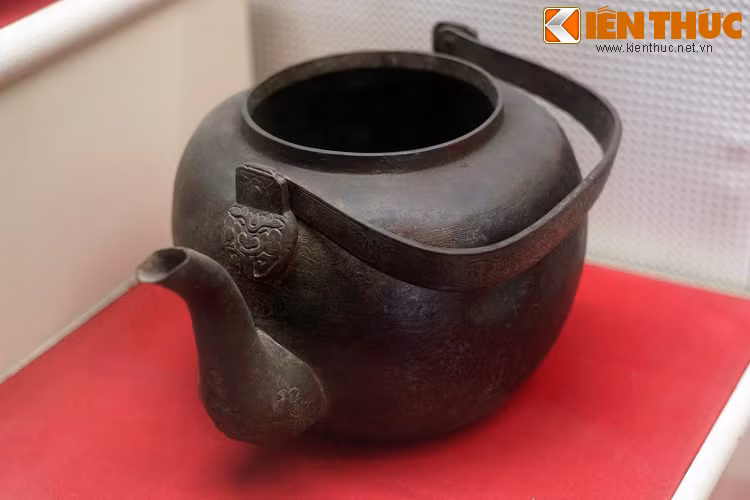 Chiếc ấm, bà Lê Thị Sứ ở tỉnh Quảng Trị dùng đun nước phục vụ cơ quan ấn loát của Xứ ủy Trung kỳ trong những năm 1930 - 1931.