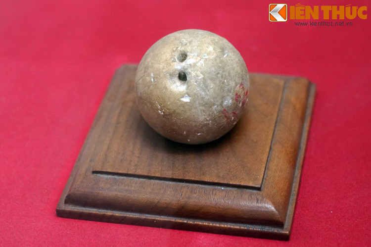 Quả cân, chiến sĩ cách mạng dùng buộc vào cờ ném lên ngọn cây để cổ động quần chúng đấu tranh phối hợp với phong trào Xô Viết Nghệ Tĩnh tại chợ Chũ, chợ Bồ Đề, Dốc La ở xã Ngọc Lũ, huyện Bình Lục, tỉnh Hà Nam năm 1931.