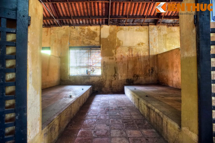 Ngày 26/8/1931, chúng đưa đồng chí đến khu trại giam trong bệnh viện Chợ Quán. Ngày đầu, chúng để đồng chí Trần Phú ở trong phòng tập thể ngay cửa trại giam. Trong phòng có khoảng 20 người.