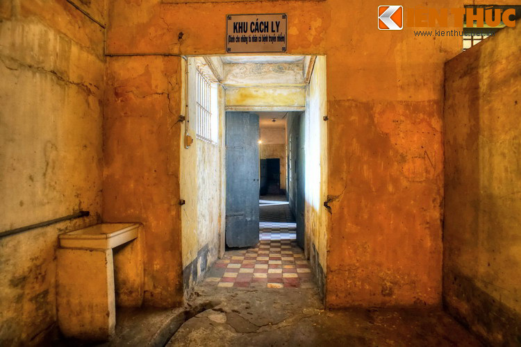 Đến ngày thứ ba, nhân viên nhà thương thử đàm và máu của đồng chí Trần Phú, thấy có triệu chứng lao nên chuyển đồng chí qua khu dành riêng cho bệnh nhân lao gọi là khu cách ly.