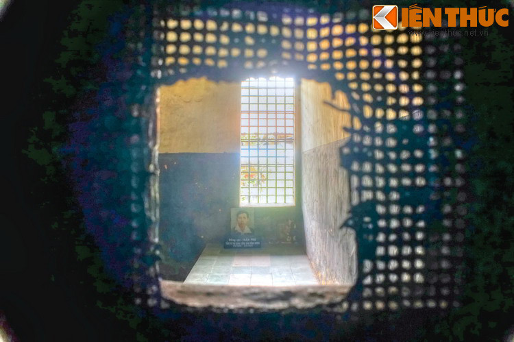 Thi hài của đồng chí được đặt ở phòng cá nhân. Các đồng chí đã làm lễ truy điệu ở phòng này. Toàn thể tù chính trị trong trại giam đã đứng dọc theo hành lang để tiễn đưa đồng chí Trần Phú - người Tổng bí thư đầu tiên của Đảng...