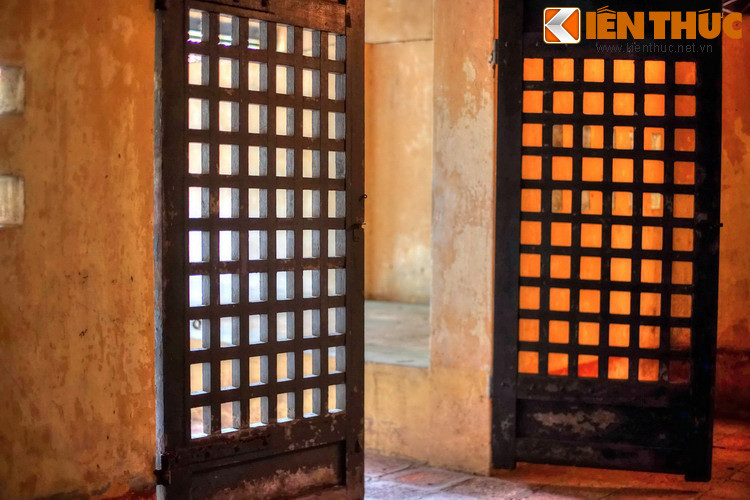 Sau giờ hành chính, nhân viên coi trại thường kéo cửa sắt lại, đóng kín khu cách ly không cho anh em bệnh nhân tù hai khu qua lại thăm hỏi nhau. Do đó các đồng chí khác muốn sang thăm cũng rất khó khăn.