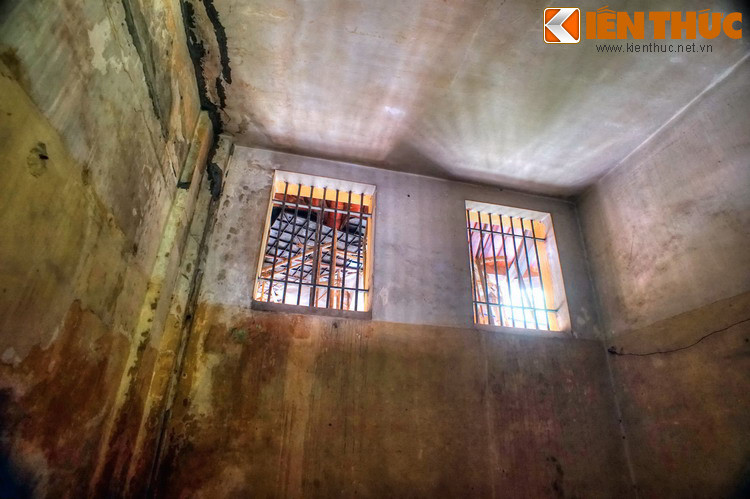 Ngày 6/9/1931 là ngày chủ nhật, nhân viên không đóng cửa phòng cách ly, đồng chí Nguyễn Văn Nhung qua thăm thấy đồng chí Trần Phú quá yếu, đã kêu ngay y tá đến cấp cứu nhưng họ không đến.