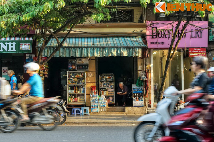 Đến những năm 1930 – 1940, nghề bán đậu của dân nghèo đã nhường chỗ cho hàng loạt cửa hàng sản xuất và buôn bán các loại đồ gỗ cao cấp, sang trọng như các hiệu Phúc Xương (số nhà 9), Phúc Long Lâm (số nhà 13), Phúc Thái (số nhà 29), Phúc Thịnh (số nhà 39), Phúc Long (số nhà 43), cụ Tài (số nhà 49)…