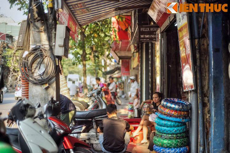 Trở lại với thời điểm thế kỷ 19, khi đó cuộc sống của người dân phố Hàng Đậu đa phần trông vào bến sông nơi thuyền bè neo đậu. Họ mở những quán cơm, nhà trọ cửa hàng cho thuê xe bò chuyên chở hàng hóa đến các chợ và các phố.