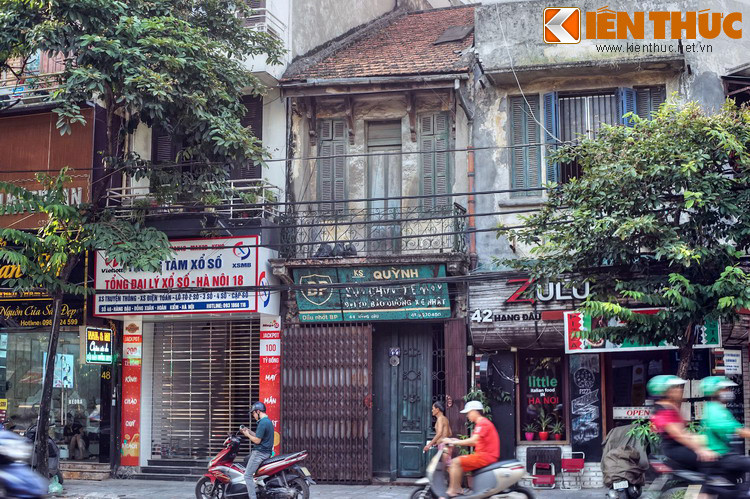 Khi cầu Paul Doumer và ga Đầu Cầu (ga Long Biên) được xây dựng, Hàng Đậu bỗng chốc trở thành một tuyến giao thông trọng yếu. Phố được quy hoạch lại, bên dãy nhà lẻ phải xén sâu vào 10 mét để mở đường nhựa. Nhiều quán cơm, nhà trọ mở ra phục vụ hành khách đi xe hỏa, ô tô và lái buôn từ các tỉnh về Hà Nội.