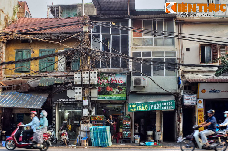 Vào cuốc thế kỷ 19, ở phố Hàng Đậu có một trường học nổi tiếng đó là trường của tiến sĩ Lê Đình Duyên, nay là số nhà 39. Ông lấy hiệu là Cúc Hiên, nên trường của ông mở còn có tên là trường Cúc Hiên.