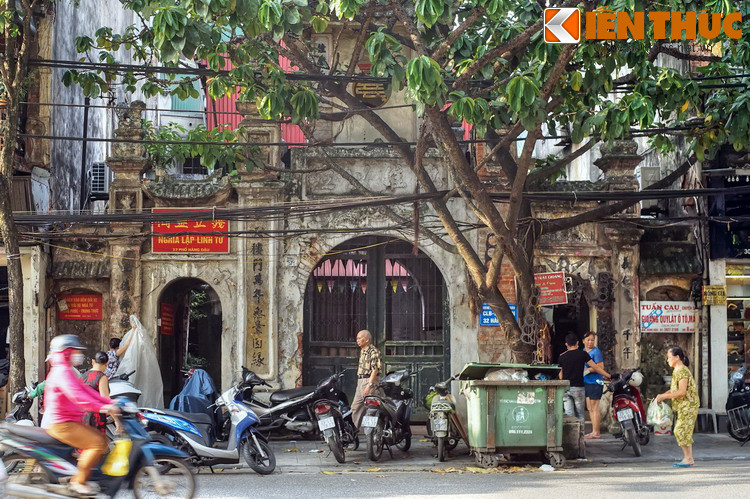 Tại số nhà 32 Hàng Đậu có đền và đình Nghĩa Lập, là một công trình thờ tự có từ nhiều thế kỷ trước. Ngoài ra còn mấy di tích khác như đền Thiên Quang (số 12), từ đường họ Phạm (số 40)... Hầu hết các công trình này đã bị thay đổi kiến trúc và mục đích sử dụng.