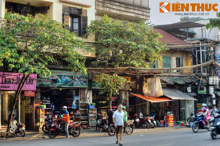 Thời Pháp thuộc, người Pháp gọi phố này là rue des Graines (phố bán các loại hạt). Năm 1945 lấy lại tên tiếng Việt là phố Hàng Đậu, các đợt đổi tên năm 1949 và 1951 vẫn giữ nguyên tên phố này cho đến nay.