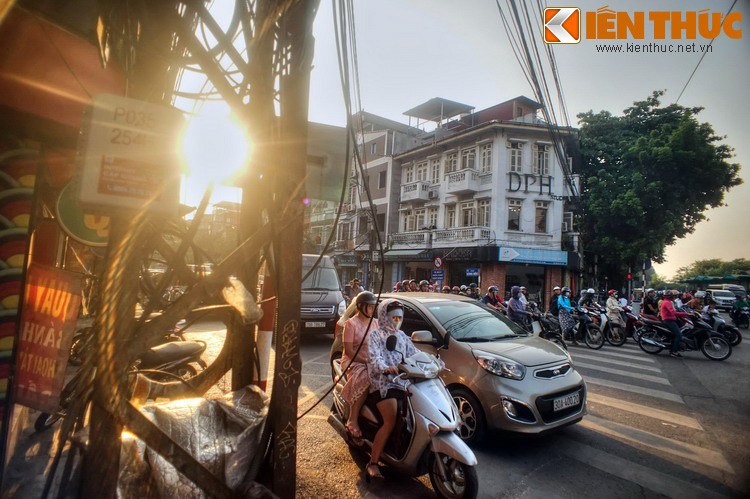 Xưa kia, ở đầu phố phía Đông giáp bến sông Hồng (bến Chùa Bà Móc) từng có một cửa ô, tên là cửa ô Phúc Lâm (tới giữa thế kỷ 19, đổi tên là ô Tiền Trung), dân gian gọi là cửa ô Hàng Đậu, dáng dấp tương tự như cửa ô Quan Chưởng. Cửa ô này bị phá khi người Pháp xây đường dẫn của cầu Paul Doumer Long Biên.