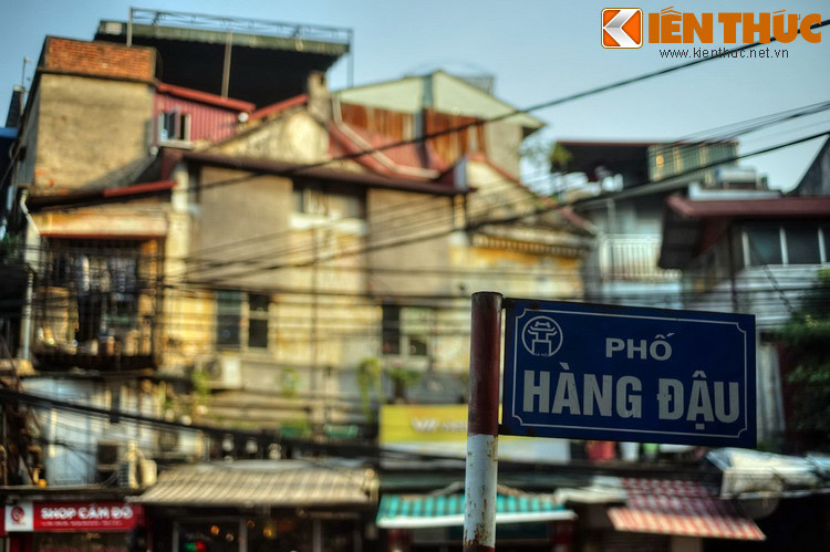 Tên gọi phố Hàng Đậu có nguồn gốc từ việc nơi đây vốn có nhiều hàng bán các thứ đậu hột như đậu xanh, đậu nành, đậu đen…Những ngày phiên chợ, nông dân gánh các loại hạt đậu đến đây bán cho người thành thị mua về làm đậu phụ, nước tương, giá đỗ…