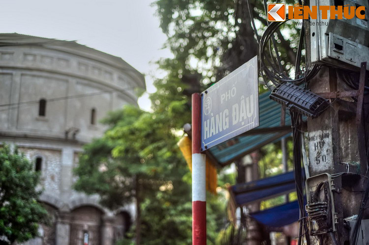 Một số hình ảnh khác về phố Hàng Đậu.