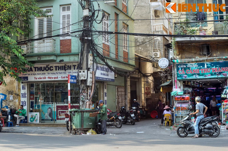 Ngoài ra, cái tên Hàng Đậu còn được đặt cho một cái ngõ là ngõ Hàng Đậu ở bên dãy số chẵn phố Hàng Đậu, nối phố này với phố Hồng Phúc.