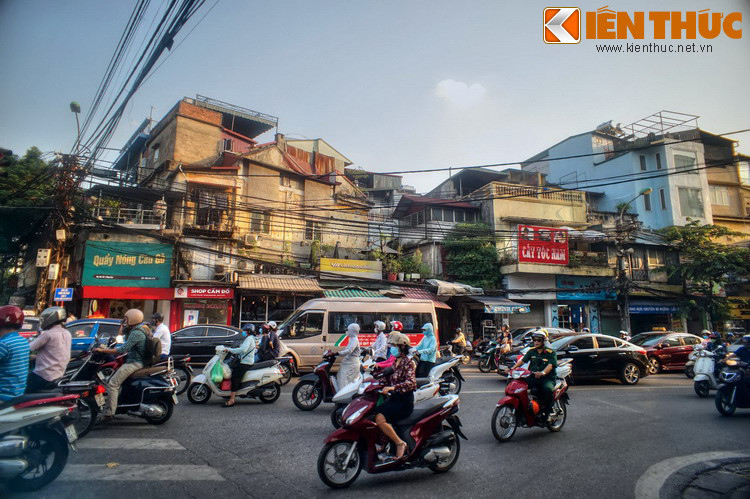 Ngày nay phố Hàng Đậu vẫn là một khu phố buôn bán sầm xuất. Do sự đổi thay của thời cuộc, các nghề từng thịnh hành ở phố Hàng Đậu đã biến mất và được thay thế bằng nhiều mặt hàng khác nhau.