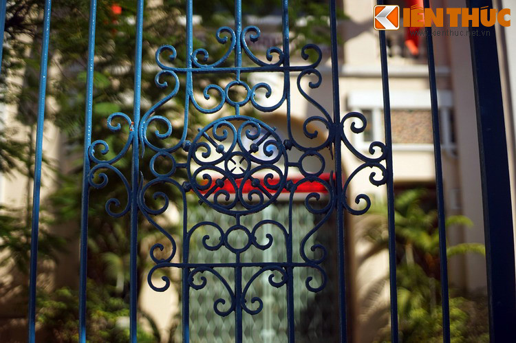 Chị Trần Bội Cơ - khi đó là lớp trưởng một lớp sơ trung - đã lãnh đạo cuộc đấu tranh và bị địch bắt tại trường. Do bị địch dùng cực hình, tra tấn man rợ, chị đã hi sinh ngày 12/5/1950...