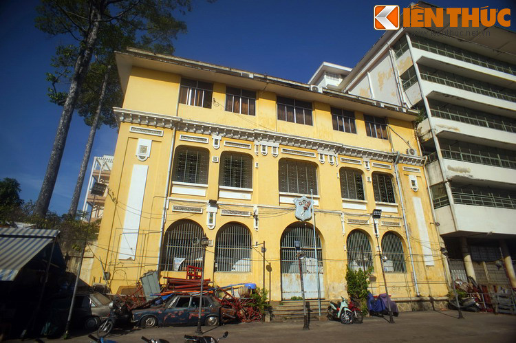 Năm 1923, hai hội quán Hà Chương và Ôn Lăng của người Phúc Kiến cùng hợp tác xây dựng lại trường. Ngôi trường mới gồm hai tầng lầu, mang tên là Trường Tiểu học Tư thục Phúc Kiến.