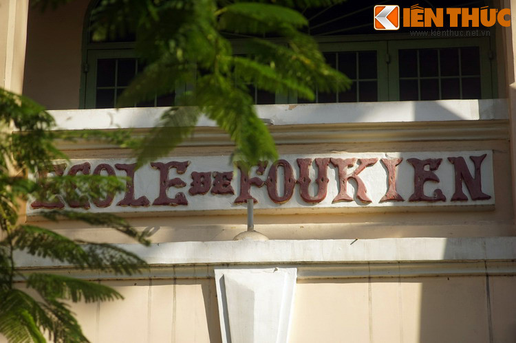 Trong thời kỳ Pháp thuộc, trường mang tên là École de Foukien. Năm 1940, trường được mở rộng và đổi tên thành Trung Học Phước Kiến (gọi tắt là Phước Trung). Trong thập niên 1950 - 1960, trường tiếp tục được mở rộng. Đến năm 1956 trường đổi tên là Phước Đức.