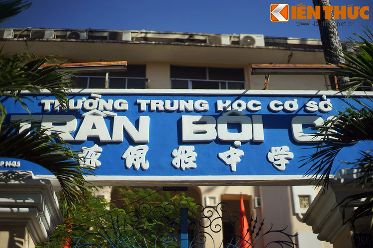 Trần Bội Cơ là tên của một nữ sinh người Hoa từng học ở trường Phước Kiến - Phước Đức xưa. Vào năm 1950, phong trào đấu tranh chống Pháp xâm lược phát triển mạnh trong học sinh, sinh viên khắp các trường ở Sài Gòn – Chợ Lớn, trong đó có học sinh trường Phước Kiến.