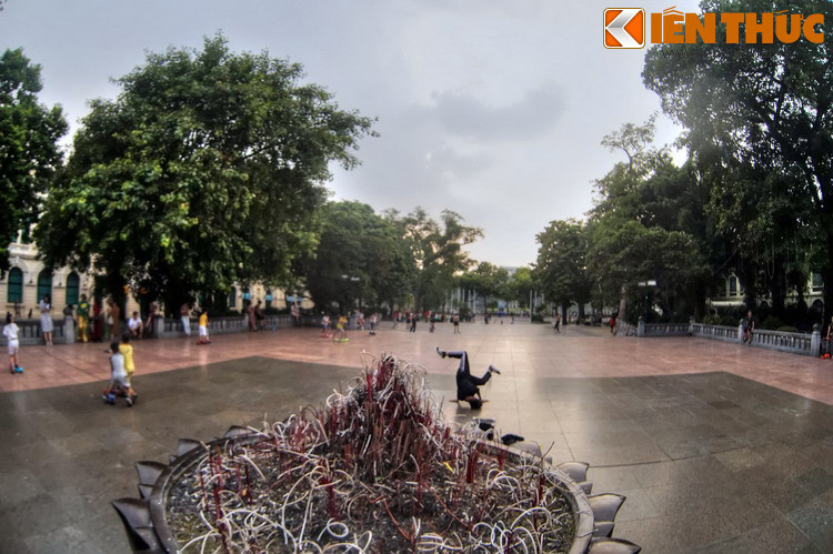 Từ khi tượng đài vua Lý Thái Tổ được dựng, người dân Hà Nội đã gọi vườn hoa quanh tượng đài là vườn hoa Lý Thái Tổ, và tên gọi này đã được coi như một tên gọi chính thức.