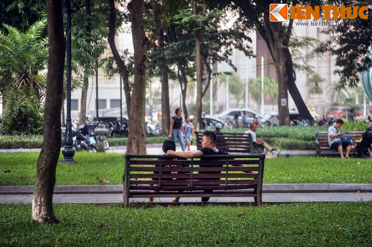 Năm 1945, sau khi Nhật đảo chính Pháp, thị trưởng Trần Văn Lai cho hạ tượng Paul Bert. ông Trần Văn Lai chủ trương thay đổi các tên phố và vườn hoa từ tên tiếng Pháp sang tên tiếng Việt, nên vướn hoa Paul Bert đổi tên thành vườn hoa Chí Linh.