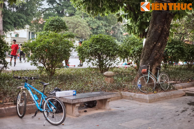 Năm 1886, sau khi Tổng công sứ Paul Bert qua đời, chính quyền thực dân lấy tên ông này đặt cho vườn hoa. Vườn hoa Paul Bert, hay Pôn Be – theo cách phiên âm của người Việt – chính là tên gọi đầu tiên của vườn hoa Lý Thái Tổ. Đến năm 1890, người Pháp đúc tượng Paul Bert đặt trên một bệ đá, mặt nhìn ra Hồ Gươm.