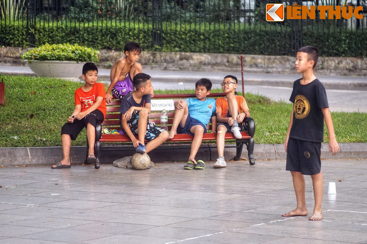 Đến năm 1984, để thắt chặt tình hữu nghị Việt Nam - Ấn Độ, vườn hoa Chí Linh đổi tên thành vườn hoa Indira Gandhi. Bà Indira Gandhi (1917-1984) là Thủ tướng Ấn Độ từ năm 1966 - 1977 và 1980 - 1984. Bà bị ám sát ngày 31/10/1984.