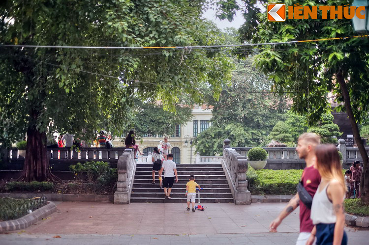 Theo đó, vườn hoa Lý Thái Tổ nguyên là phần đất của một ngôi chùa cổ - chùa Phổ Giác, tức chùa Tàu của làng Hậu Lâu. Năm 1883, thực dân Pháp chuyển chùa này tới vườn viện Thái y, nay ở phố Ngô Sĩ Liên để lấy chỗ xây dựng toà Đốc Lý, Kho bạc, Bưu điện và một vườn hoa.