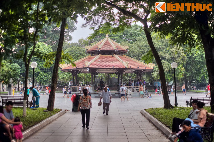 Đằng sau tượng có dựng một toà nhà bát giác làm chỗ cho nhạc binh biểu diễn những chiều chủ nhật, mà người Hà Nội thướng gọi là nhà Kèn.