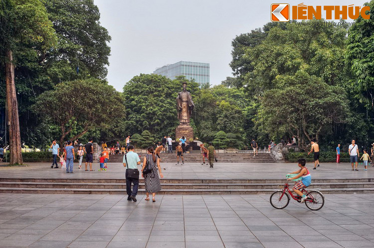 Ngày nay, vườn hoa Lý Thái Tổ là một địa điểm tụ họp quen thuộc của người dân thủ đô cũng như du khách trong và ngoài nước.