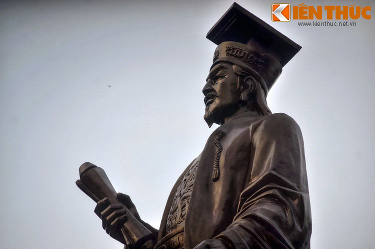 Trong lịch sử Việt Nam, vua Lý Thái Tổ (974 – 1028) được coi là một trong những vị vua vĩ đại nhất, người khởi lập thành Thăng Long và tạo dựng nên mảnh đất ngàn năm văn hiến. Vào năm 1010, ông đã để chuyển kinh đô của nước Đại Cồ Việt từ Hoa Lư ra thành Đại La (Thăng Long – Hà Nội sau này).