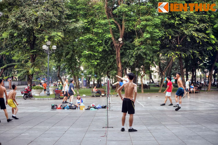 ...Hoặc ngắm nhìn các hoạt động đời thường muôn màu muôn vẻ của đủ mọi lứa tuổi, tầng lớp dân chúng thủ đô.