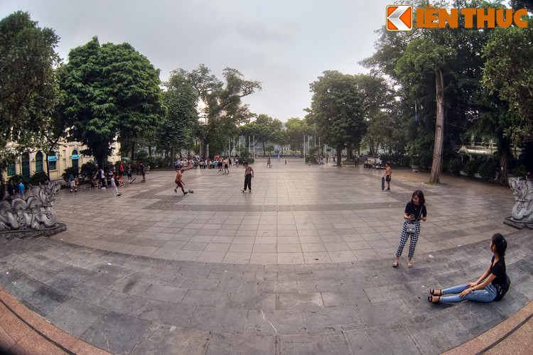 Chí Linh là tên một vùng núi ở phía Tây Thanh Hoá, một căn cứ của nghĩa quân Lê Lợi (đầu thế kỷ 15). Đặt tên này vì công viên gần Hồ Gươm liên quan tới truyền thuyết về vua Lê Thái Tổ (Lê Lợi) trả gươm cho thần Kim Quy, và ở bờ hồ phía đối diện có tượng đài vua Lê.