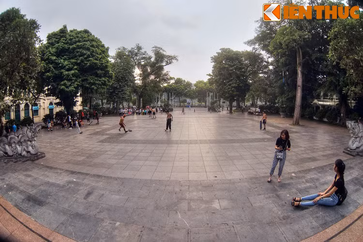 Chí Linh là tên một vùng núi ở phía Tây Thanh Hoá, một căn cứ của nghĩa quân Lê Lợi (đầu thế kỷ 15). Đặt tên này vì công viên gần Hồ Gươm liên quan tới truyền thuyết về vua Lê Thái Tổ (Lê Lợi) trả gươm cho thần Kim Quy, và ở bờ hồ phía đối diện có tượng đài vua Lê.