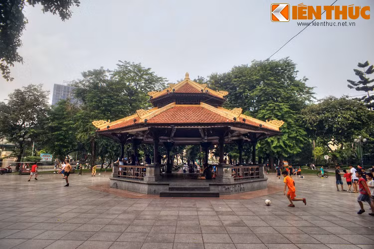 Dấu ấn lịch sử của vườn hoa xưa còn được lưu giữ qua một thế kỷ là nhà Kèn, giờ đây là một địa điểm sinh hoạt văn hóa quen thuộc của giới trẻ.