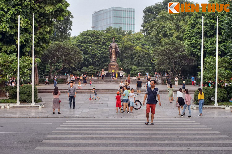 Nằm bên bờ hồ Gươm - trái tim của thủ đô Hà Nội – có thể nói vườn hoa Lý Thái Tổ là vườn hoa nổi tiếng bậc nhất Việt Nam. Xung quanh lịch sử vườn hoa này có nhiều câu chuyện mà không phải ai cũng biết.