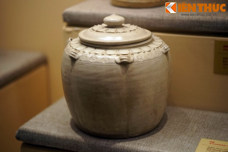 Một chiếc hũ gốm men trắng thời Lý - Trần. Các loại hũ có nắp, trang trí nổi băng cánh sen, vòng tròn nhỏ và núm ngang là hiện vật mang đặc trưng của mỹ thuật giai đoạn này.
