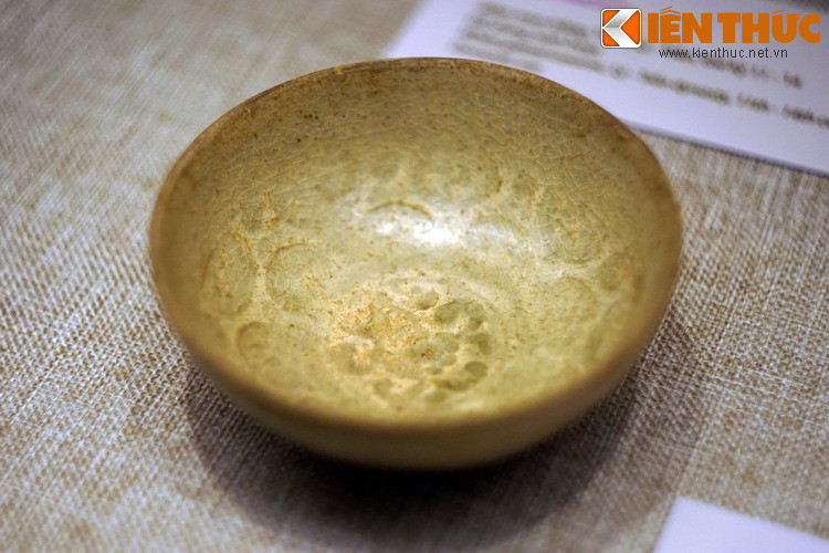 Bát gốm men trắng thời Lý - Trần. Gốm men trắng ngà thời Lý - Trần góp phần khẳng định truyền thống riêng biệt của gốm Việt Nam, và cũng chính là động lực cho sự phát triển đặc biệt của gốm men trắng thời Lê Sơ... (Bài có sử dụng tư liệu của Bảo tàng Lịch sử Quốc gia Việt Nam). Mời quý độc giả xem video: Đi tìm Tết Việt. Nguồn: VTC14.