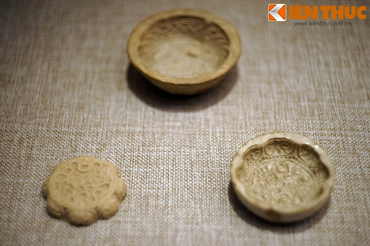 Khuôn và lõi khuôn trang trí rồng bằng gốm men ngà, triều Lý. Gốm men trắng thời Lý thường được phủ dày và có màu trắng như nước gạo nếp nhưng sang thời Trần phổ biến là màu trắng ngà, lớp men mỏng không còn độ sâu lắng như trước nữa.