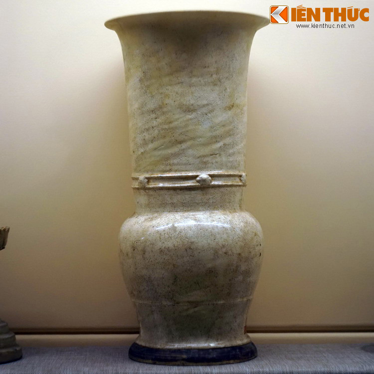 Bình gốm men trắng thời Lý - Trần. Hoa văn trang trí trên gốm men trắng thường thể hiện kết hợp giữa chạm đắp nổi và khắc chìm.