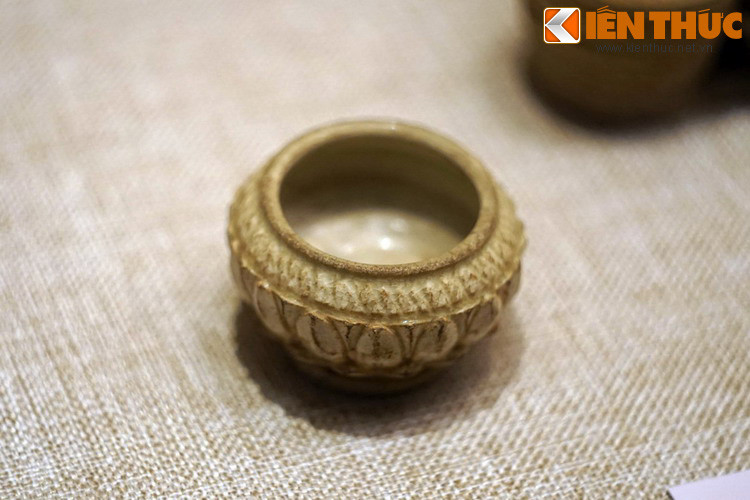 Đài sen bằng gốm men ngà triều Lý. Các hiện vật này là chứng tích về cuộc sống của con người thời Lý - Trần, cũng như những bằng chứng quý giá về về sự hiện diện của dòng gốm men trắng trong dòng chày văn hóa Việt.