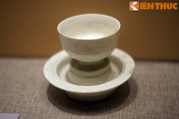 Đĩa và chén bằng gốm men trắng thời Lý, thế kỷ 11-13. Loại hình chính của gốm men trắng chủ yếu là các đồ dùng sinh hoạt hàng ngày, gồm có ấm, bát, bình, chén, đài sen, đĩa, khuôn đúc, hũ, lọ, liễn, thạp, thống...