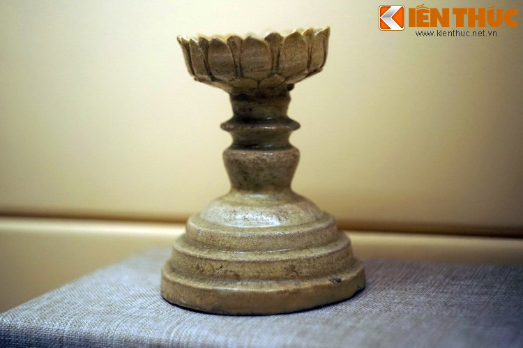 Chân đèn tạo hình cánh sen bằng gốm men trắng thời Lý - Trần, thế kỷ 11-14, hiện vật của Bảo tàng Lịch sử Quốc gia Việt Nam. Gốm dùng men trắng ngà có thể coi là một dòng gốm đặc sắc của thời Lý – Trần, hai triều đại có nền văn hóa phát triển cực thịnh trong lịch sử Việt Nam.